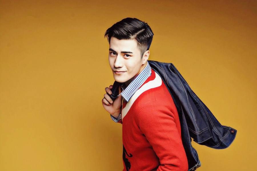 演员李晨浩新春写真曝光 一袭复古红毛衣抢镜