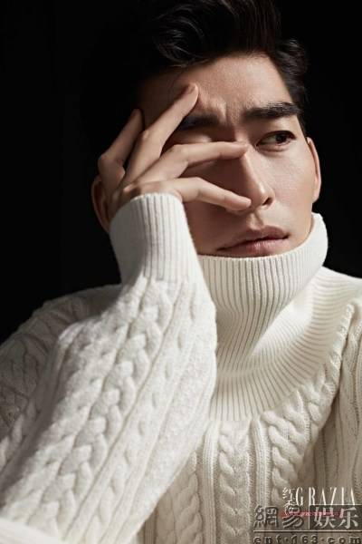 张翰曝黑白时尚写真 上演禁欲系英伦风