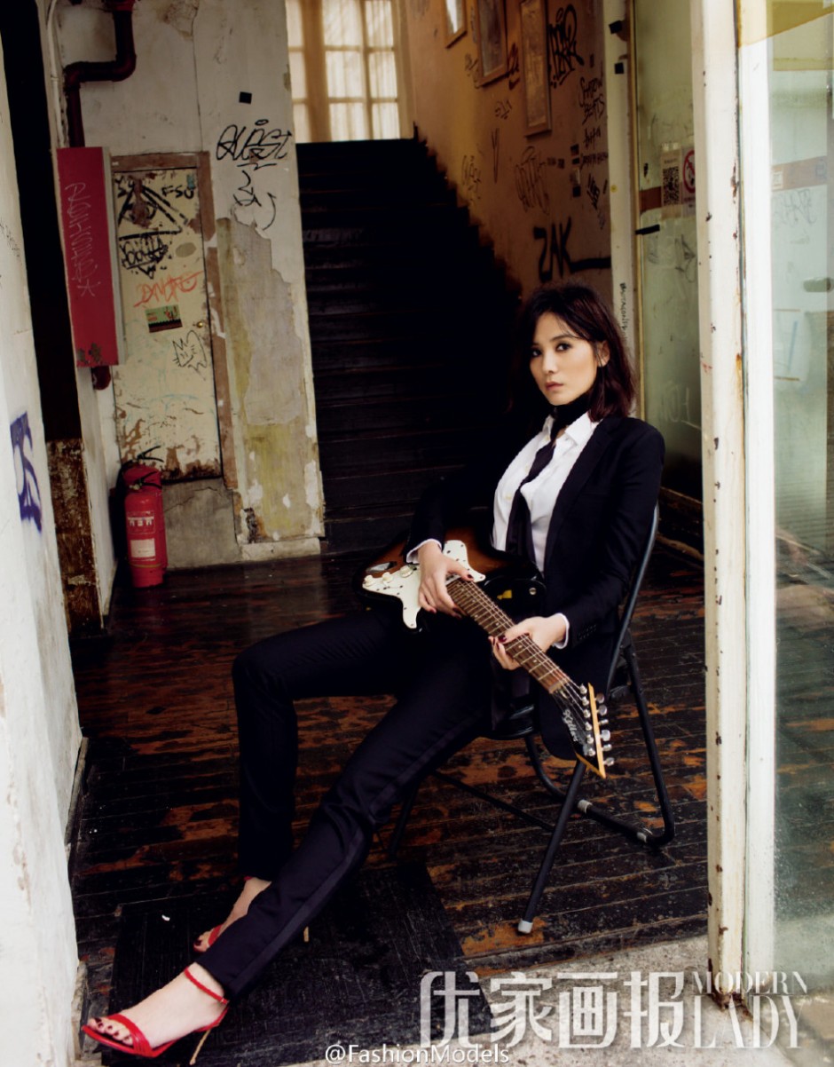 小宋佳最新写真大片公开 抱吉他才女范儿十足