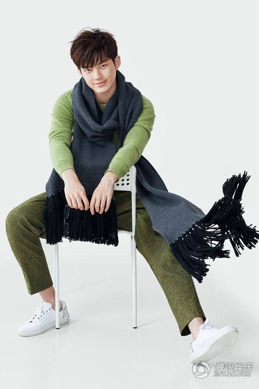 董力时尚大片曝光 绿色毛衣温暖清新
