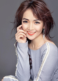 歌手斯琴高丽早春写真 甜美微笑熟女范十足