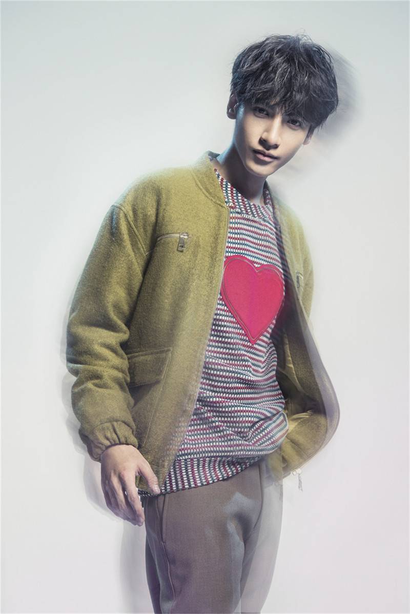 小鲜肉罗云熙情人节写真曝光 浪漫比心男友力十足