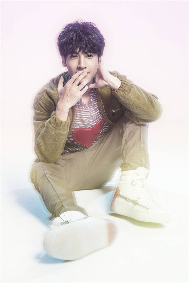 小鲜肉罗云熙情人节写真曝光 浪漫比心男友力十足