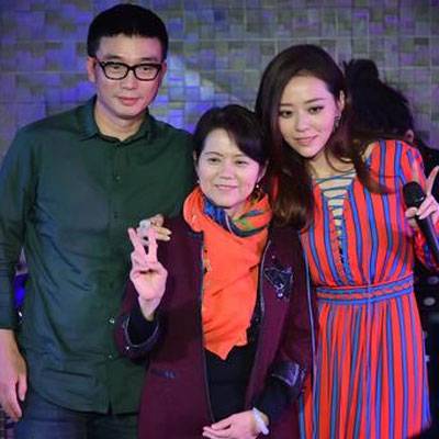 张靓颖冯轲现身机场 一路玩手机变无交流