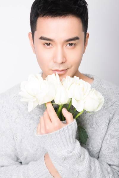 演员王雅伦新春写真曝光 尽显优雅暖男气质