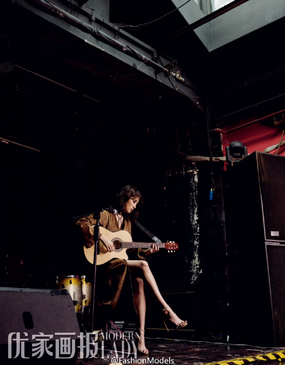 小宋佳最新写真大片公开 抱吉他才女范儿十足