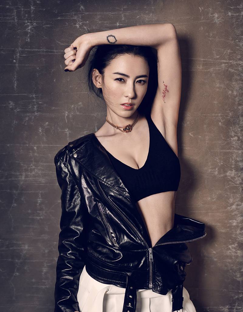 张柏芝性感大片曝光 露腰露肩又露事业线