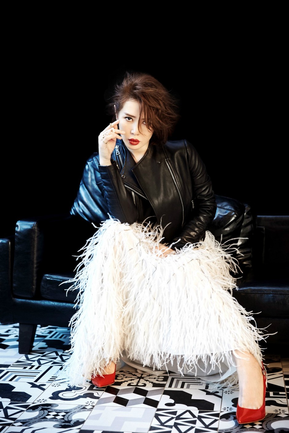 余男时尚杂志写真大片 鲜艳红唇展独特东方性感