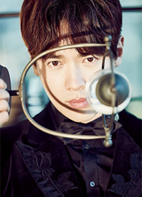 高云翔早春帅气写真大片 浪漫柔情逗萌宠