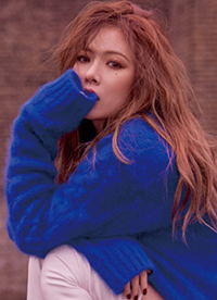 韩国歌手泫雅街头写真 性感红唇实力撩人