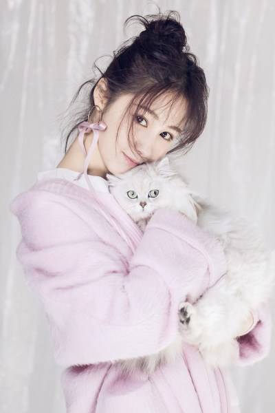 梁田时尚写真笑容吸睛 猫咪入境尽显亲和力