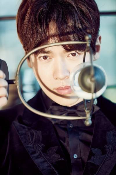 高云翔早春帅气写真大片 浪漫柔情逗萌宠