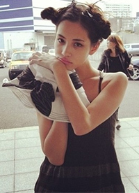 水原希子与男友逛家居店 疑似好事将近?