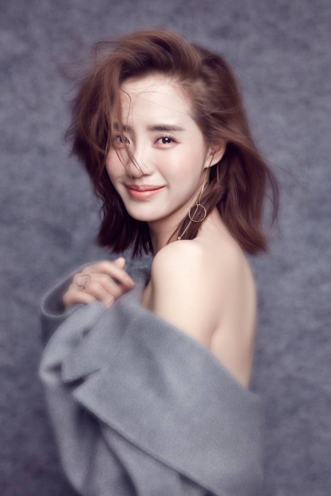 女演员王智早春最新写真 香肩美背尽显优雅性感