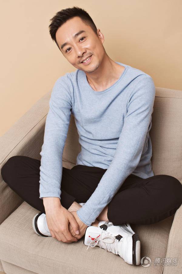 演员吴超冬季写真曝光 温暖笑容暖男味十足