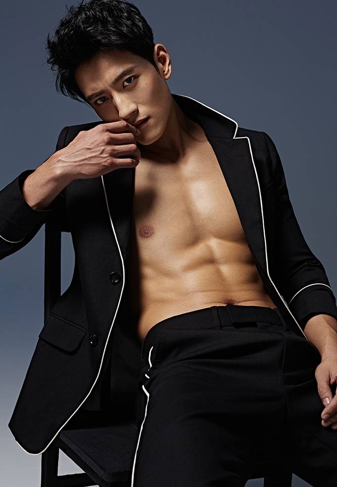 演员张峻宁赤身半裸大秀肌肉春光乍泄显诱惑