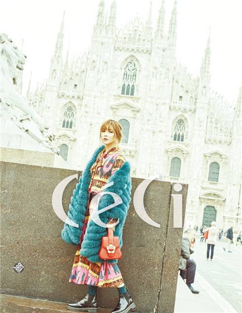 韩国歌手泫雅街头写真 性感红唇实力撩人