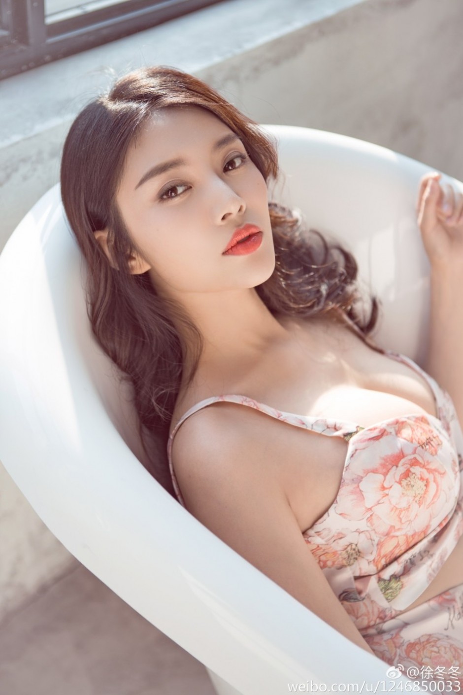 90后女星徐冬冬浴缸性感写真 曲线曼妙秀巨胸