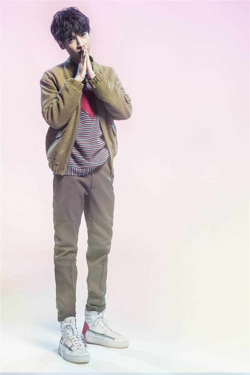 小鲜肉罗云熙情人节写真曝光 浪漫比心男友力十足