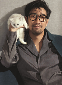 演员王千源最新时尚写真大片 与猫咪共度情人节