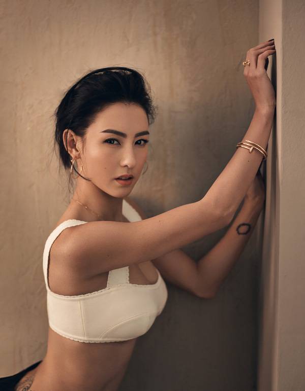 张柏芝性感大片曝光 露腰露肩又露事业线