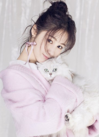 梁田时尚写真笑容吸睛 猫咪入境尽显亲和力