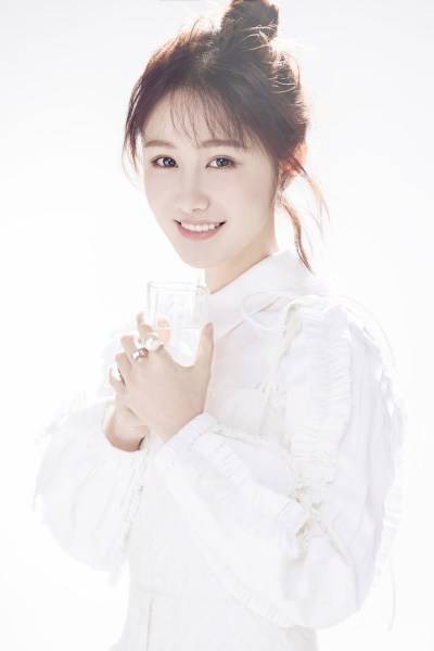 梁田时尚写真笑容吸睛 猫咪入境尽显亲和力