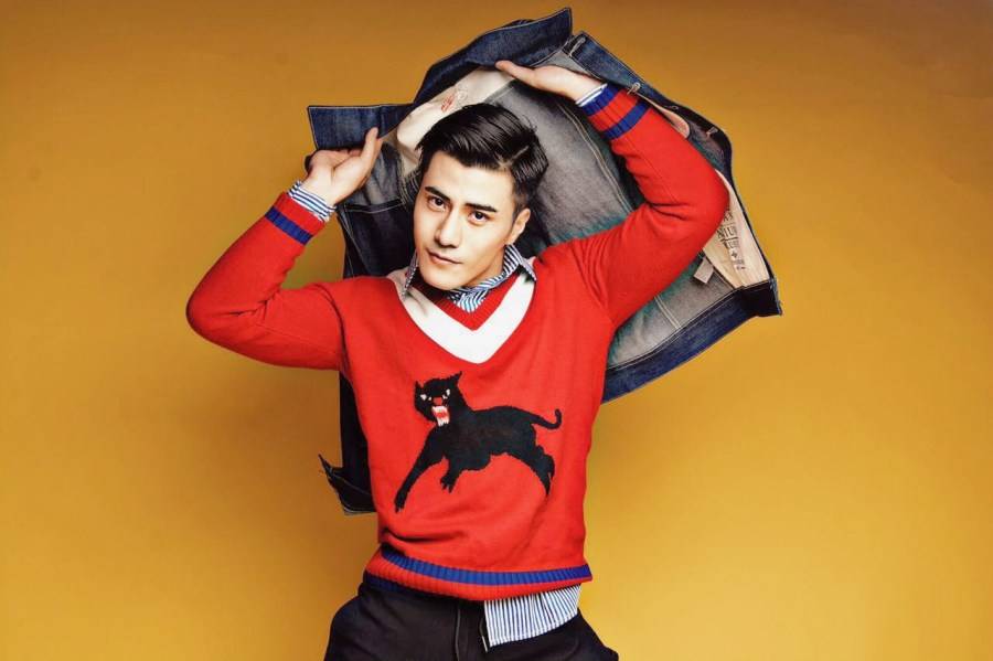 演员李晨浩新春写真曝光 一袭复古红毛衣抢镜