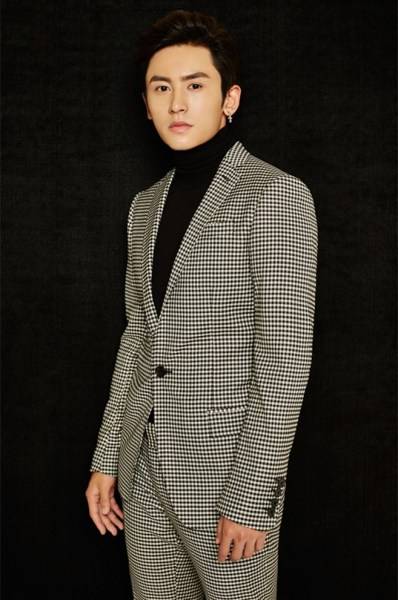 实力小生张哲瀚最新写真 展不羁轻熟男魅力