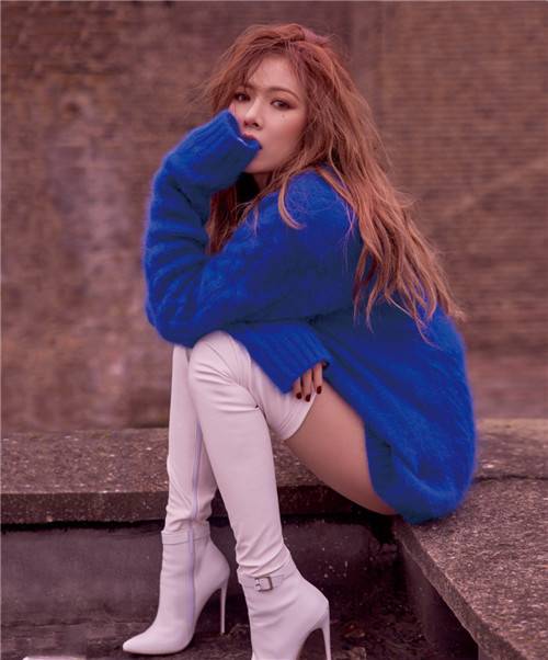 韩国歌手泫雅街头写真 性感红唇实力撩人