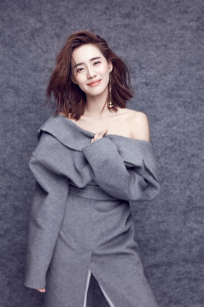 女演员王智早春最新写真 香肩美背尽显优雅性感