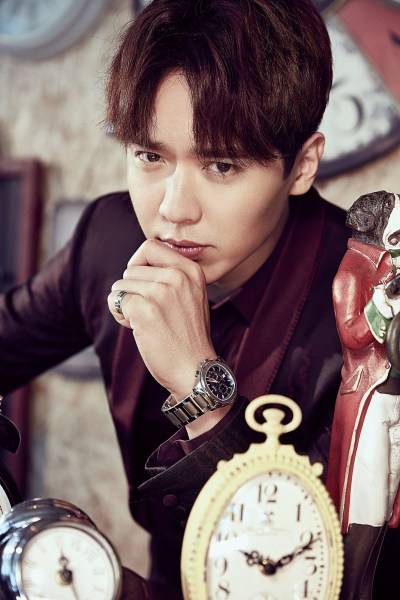 高云翔早春帅气写真大片 浪漫柔情逗萌宠