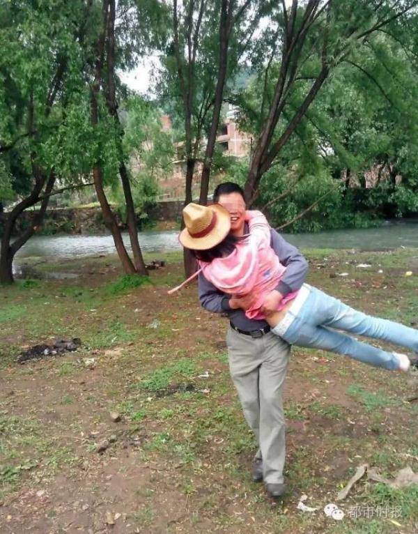 某高校副教授与女生暧昧不雅照流出 忘我激情舌吻