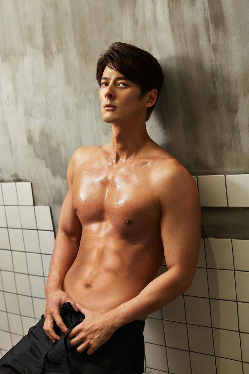 阳光运动型男生图片 郭品超半裸写真大秀肌肉