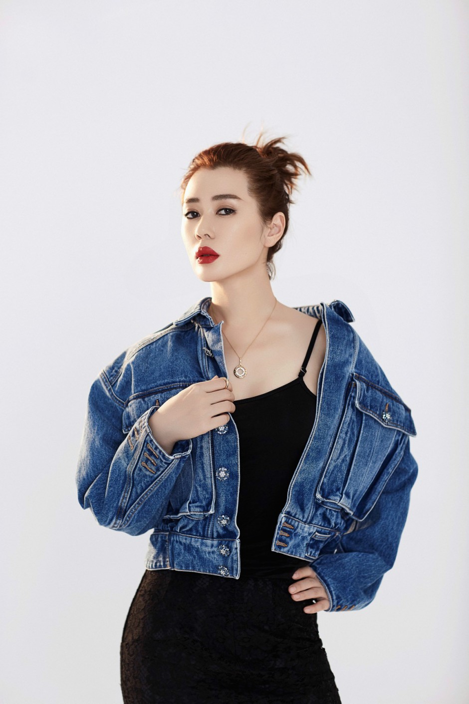 余男时尚杂志写真大片 鲜艳红唇展独特东方性感