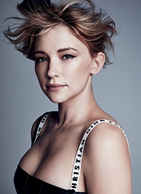 海莉·贝内特最新写真大片 红裙妩媚显女人味”