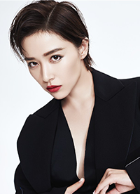 阙清子帅气短发写真曝光 西装制服出镜眼神撩人