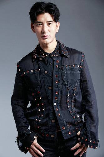 演员蒲巴甲最新写真 化身潮男展现野性魅力