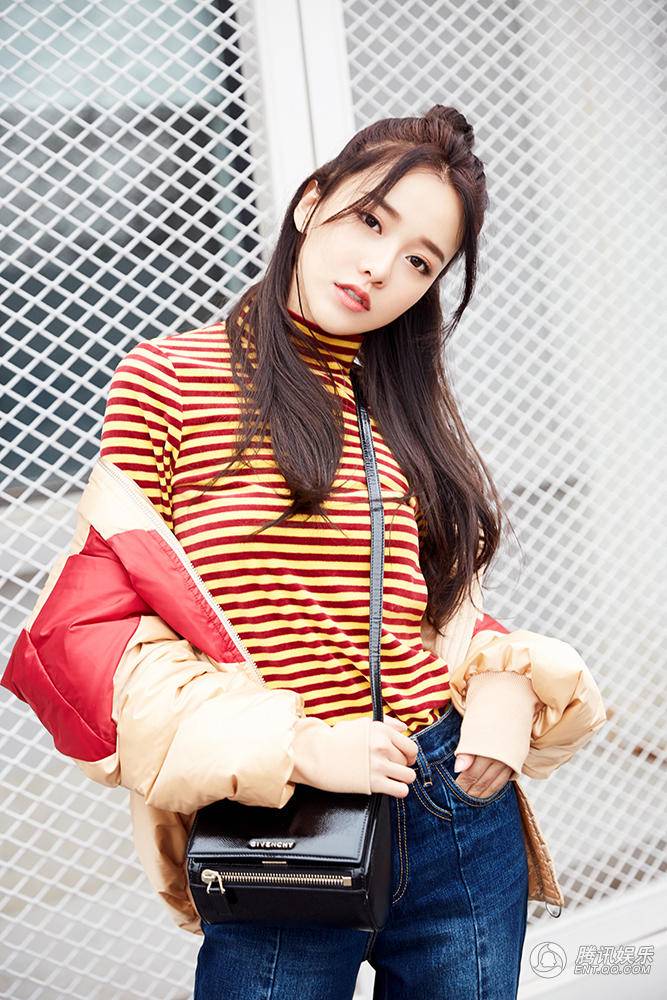 黄一琳时尚潮流街拍写真 丸子头少女感十足