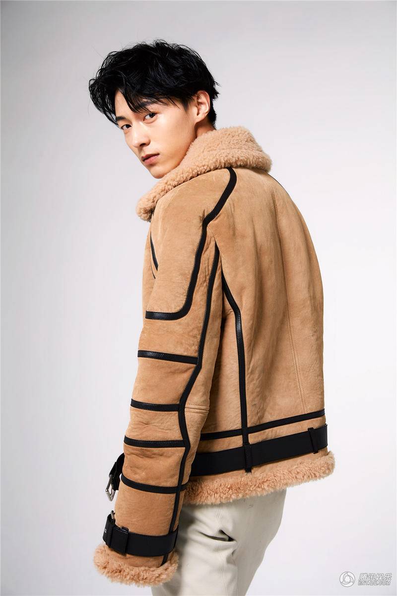 演员魏天浩生日写真曝光 散发雅痞气息