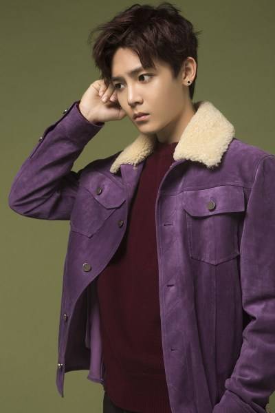 超能少年侯明昊写真 初显内敛稳重男友力