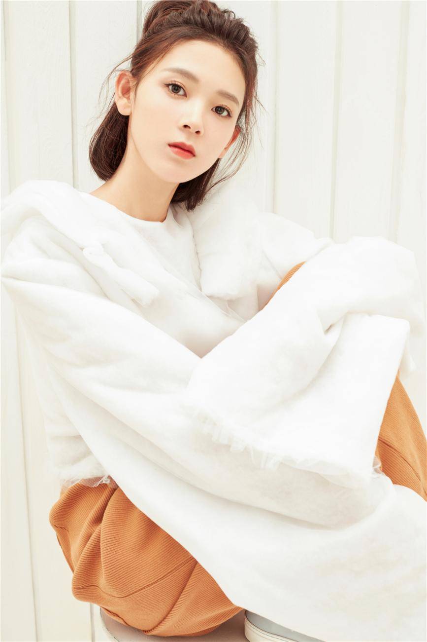 陈瑶冬日时尚写真 甜酷少女感十足