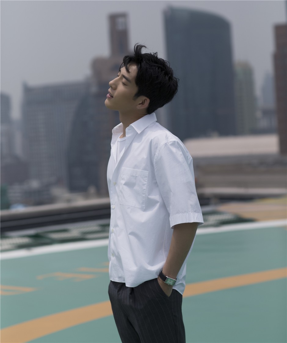 井柏然时尚大片曝光 黑白光影演绎正反面