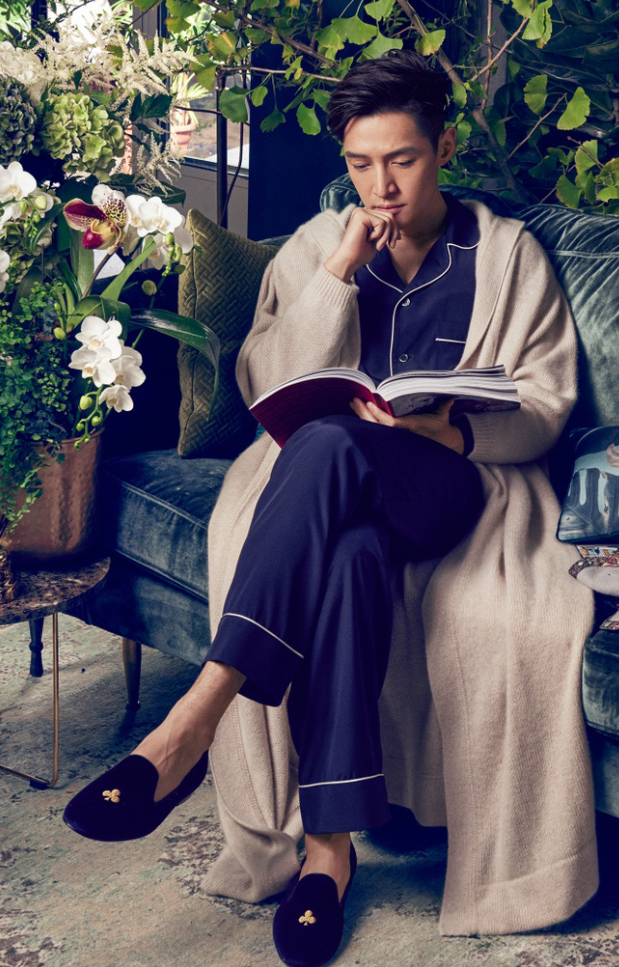 胡歌写真帅出新高度 和龟互动网友叹:人不如龟