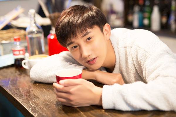 《锦绣未央》梁振伦秋日温暖写真大片曝光