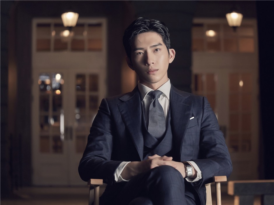 井柏然时尚大片曝光 黑白光影演绎正反面