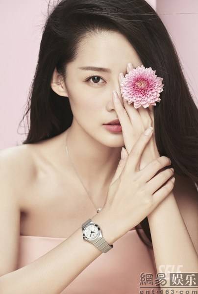 李沁时尚质感大片曝光 演绎优雅知性美