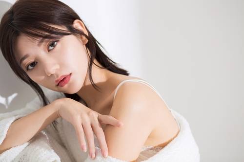 郭雪芙性感居家写真大片 香肩微露大玩性感