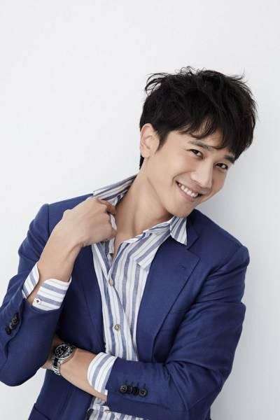 演员彭冠英最新写真 迷人微笑撩人心弦