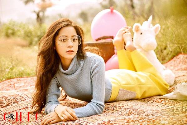 欧阳娜娜最新写真封面照演绎青春精灵